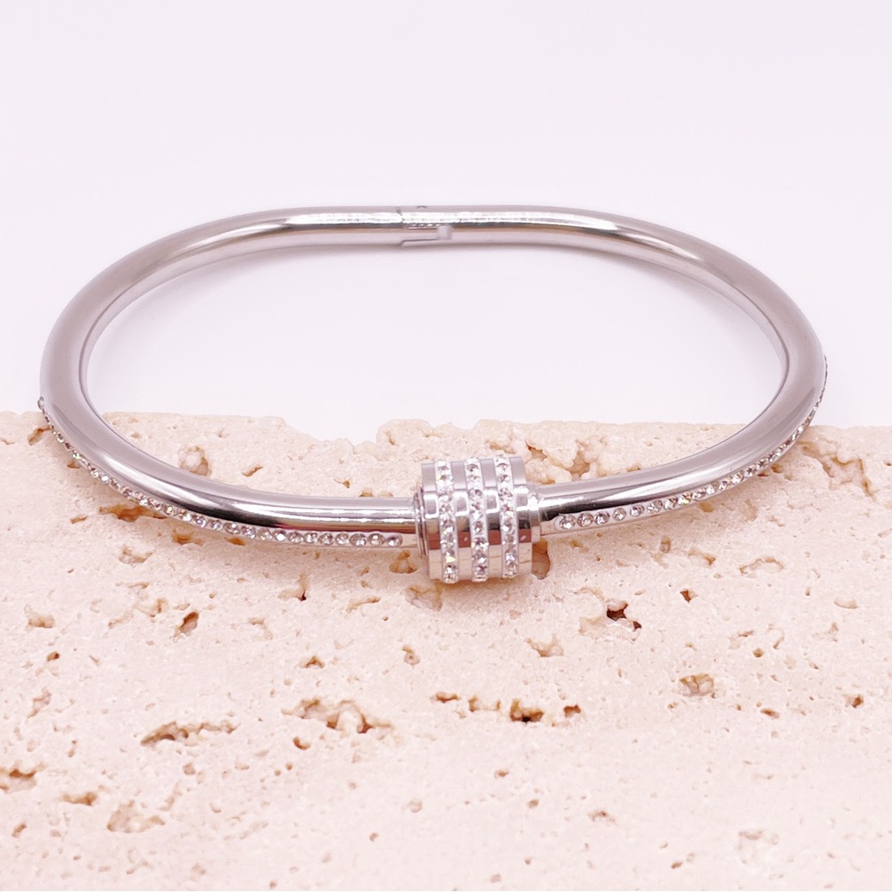 Elegant Silver Bracelet with Crystal Accents